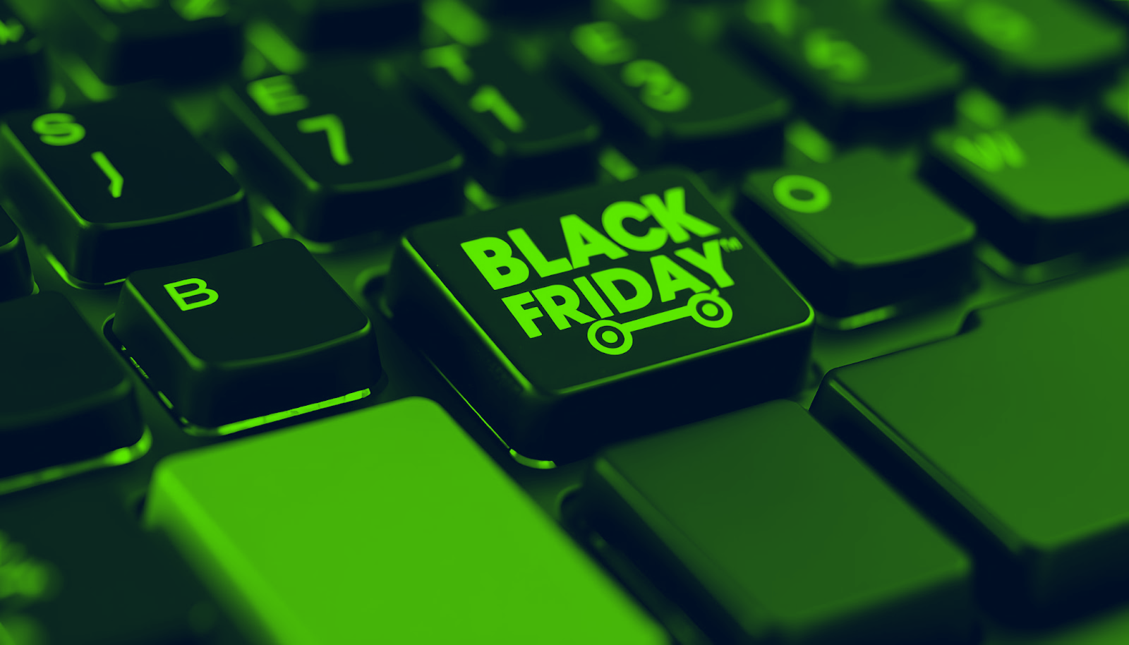 Tecla de teclado com símbolo de carrinho e a inscrição "Black Friday", representando compras online em e-commerce durante a data de vendas.